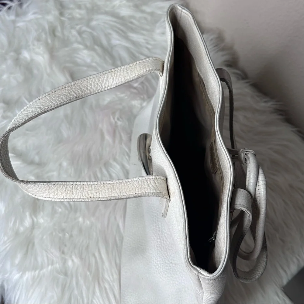 Elegant Burberry White Leather Tote Bag - Picture 15 of 16